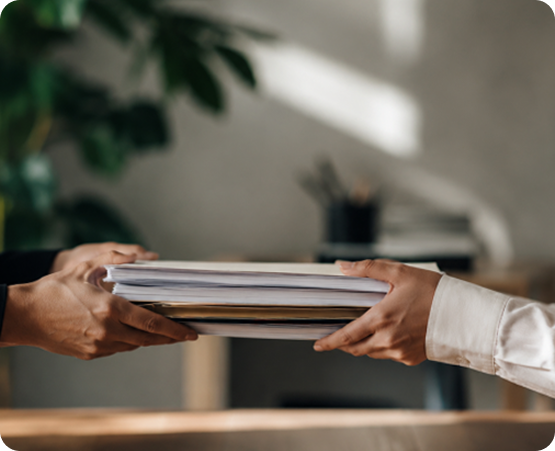 Pile de dossier passé de main à main